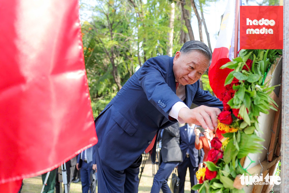 Tổng Bí thư, Chủ tịch nước Tô Lâm chỉnh vòng hoa khi đến dâng hoa tưởng niệm Chủ tịch Hồ Chí Minh tại Công viên ASEAN ở Manila ngày 31-5 - Ảnh: NGUYỄN KHÁNH