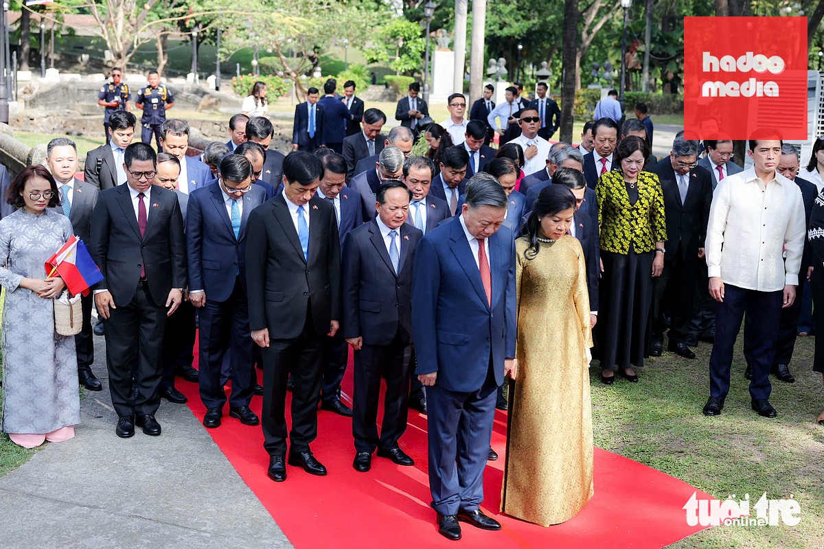 Tổng Bí thư, Chủ tịch nước Tô Lâm và Phu nhân cùng đoàn đại biểu cấp cao tưởng niệm Chủ tịch Hồ Chí Minh tại Công viên ASEAN ở Manila ngày 31-5 - Ảnh: NGUYỄN KHÁNH
