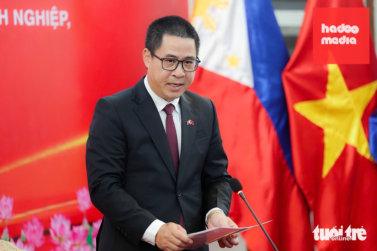 Đại sứ Việt Nam tại Philippines Lại Thái Bình phát biểu tại cuộc gặp - Ảnh: NGUYỄN KHÁNH