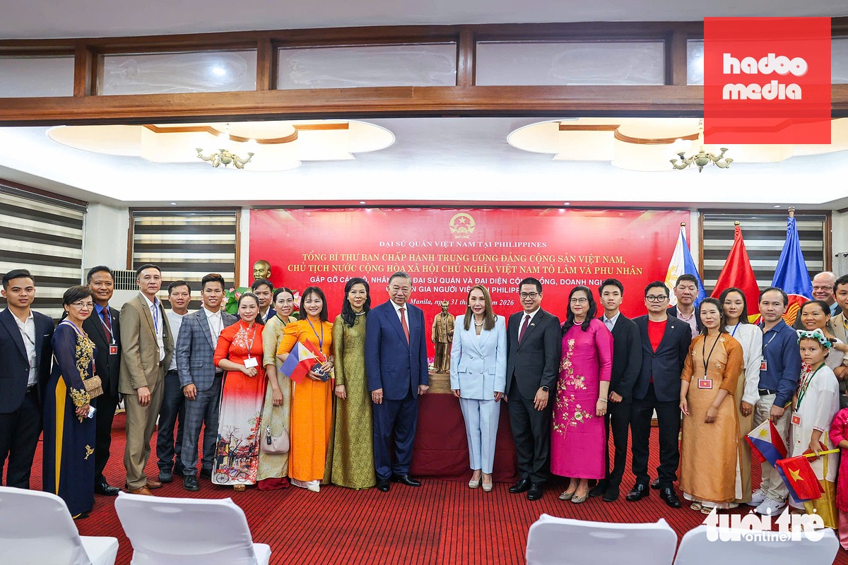 Tổng Bí thư, Chủ tịch nước Tô Lâm và Phu nhân chụp ảnh cùng kiều bào tại Philippines - Ảnh: NGUYỄN KHÁNH