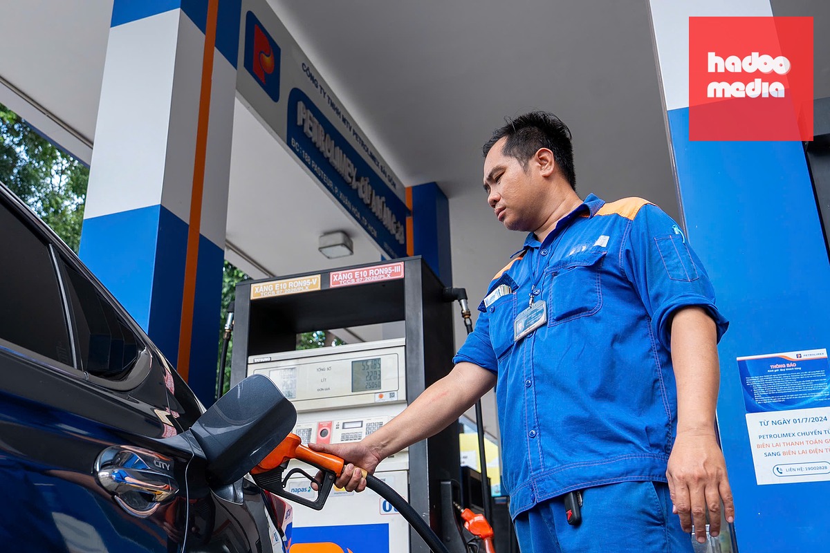 Nhiều cửa hàng xăng dầu tại TP.HCM đã hoàn tất chuyển đổi nhận diện để kinh doanh xăng E10 từ sớm, trước 31-5 - Ảnh: HỮU HẠNH