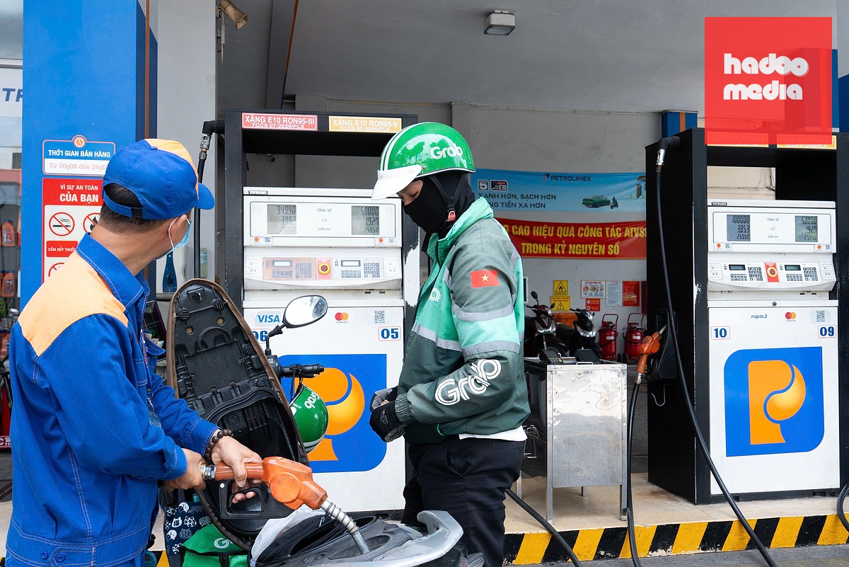 Lượng khách lựa chọn E10 tăng dần khi các cửa hàng dừng kinh doanh xăng khoáng - Ảnh: HỮU HẠNH