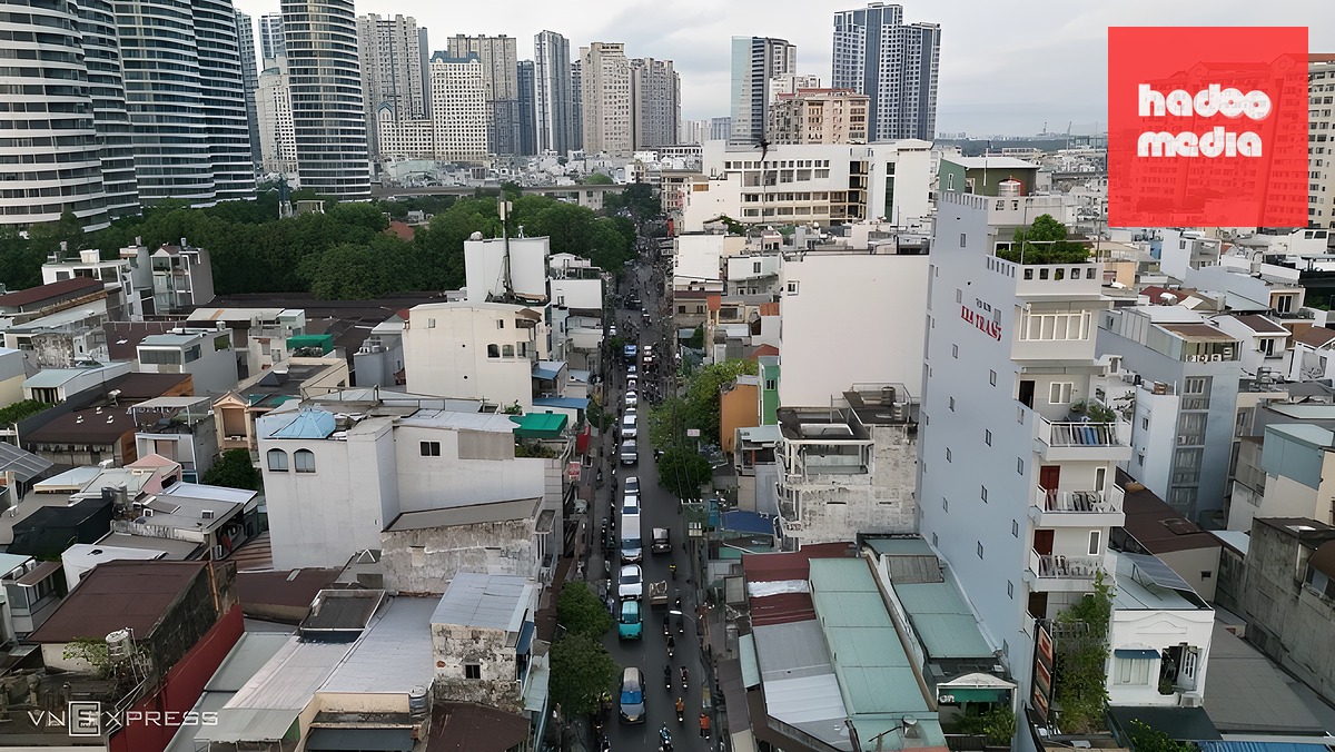 Dòng xe ùn tắc kéo dài trên đường Ngô Tất Tố có 2 làn, bên cạnh là loạt cao ốc, chung cư, giữa tháng 5. Ảnh: Đình Văn