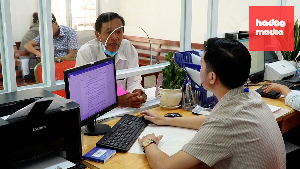 Cán bộ xã tư vấn thủ tục hành chính cho người dân - Ảnh: THANH HUYỀN
