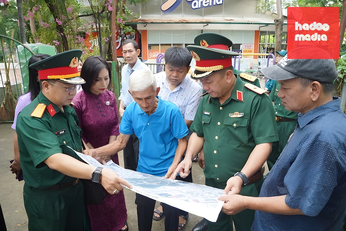 Ông Võ Huy Thịnh (áo xanh) khoang vùng vị trí từng chứng kiến cảnh chôn tập thể tại nghĩa trang Đô Thành ngày xưa để đối chiếu vị trí ở công viên Lê Thị Riêng. Ảnh: Nguyễn Huế