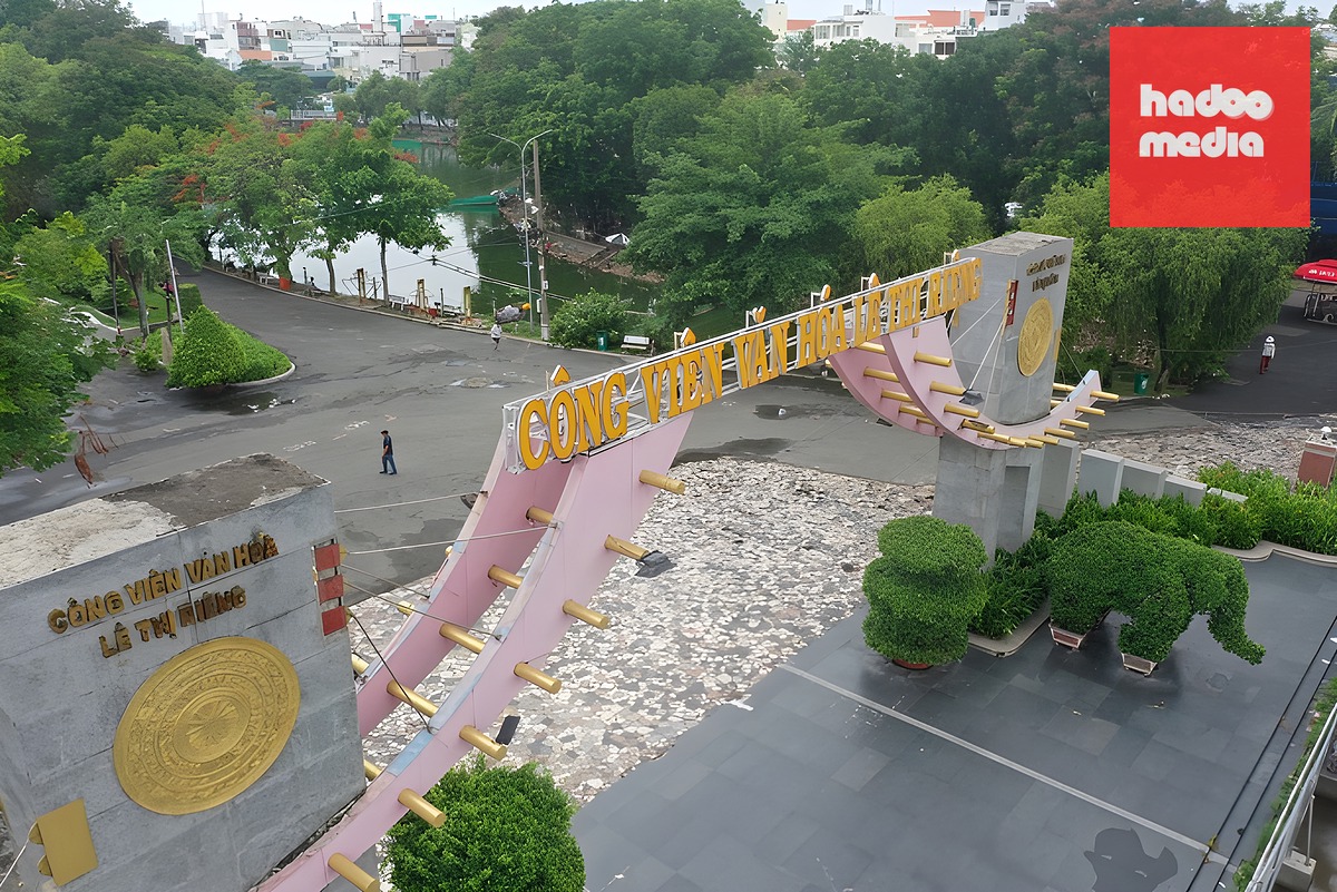 Vị trí khu nhà truyền thống, cầu Thê Húc phía sau cổng công viên Lê Thị Riêng nghi vấn có hố chôn tập thể liệt sỹ. Ảnh: Đình Văn