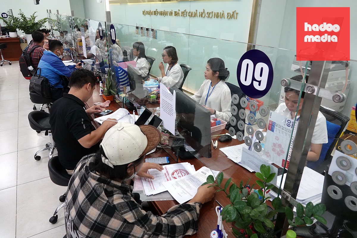 Người dân làm thủ tục đăng ký đất đai tại TP.HCM - Ảnh: T.T.D.