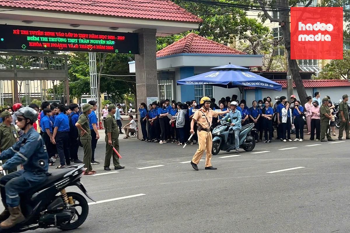 Lực lượng cảnh sát giao thông TP.HCM đảm bảo trật tự an toàn giao thông trước Trường THPT Trần Nguyên Hãn, phường Tam Thắng, TP.HCM - Ảnh: PC08