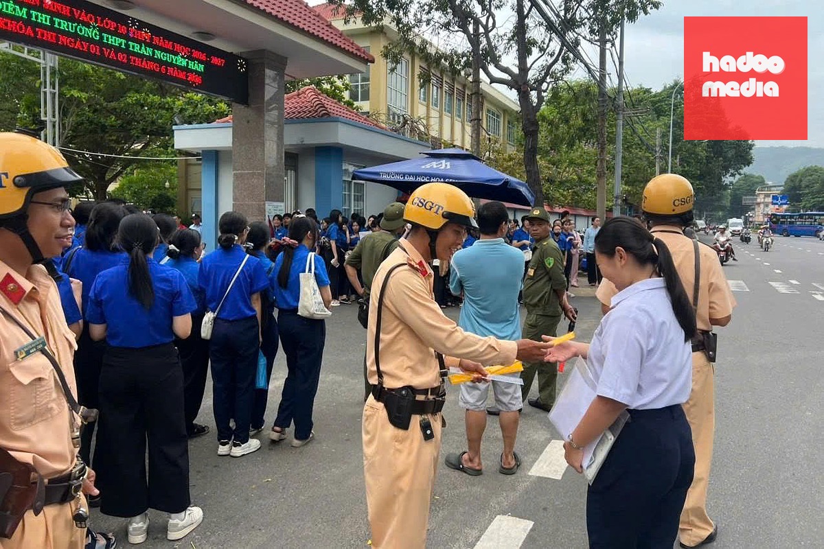 Cảnh sát giao thông TP.HCM tặng những dụng cụ học tập cho thí sinh trước khi vào phòng thi - Ảnh: PC08