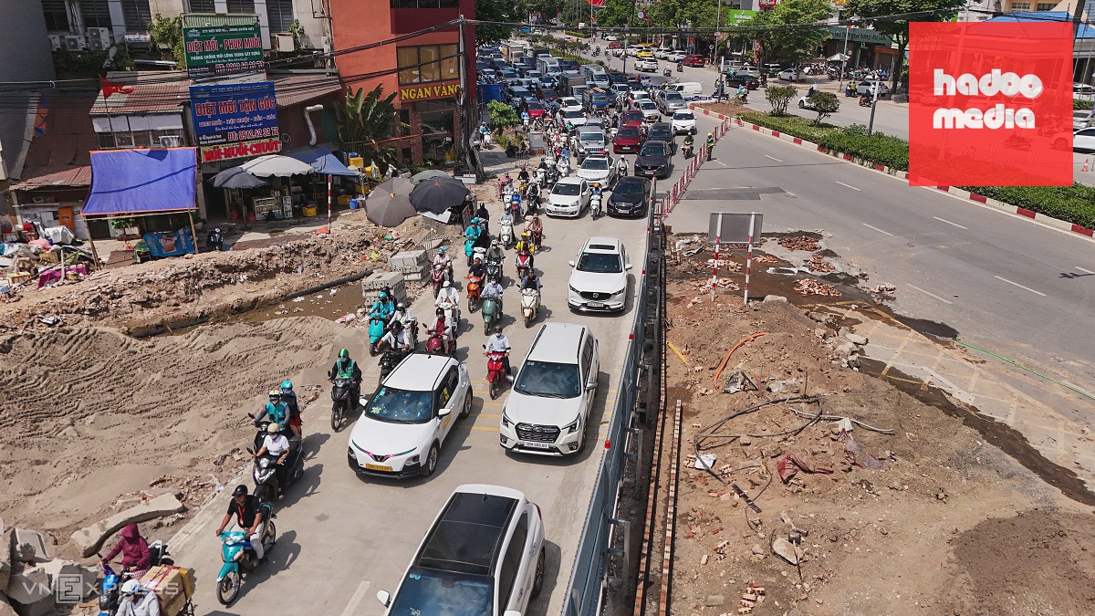 Ùn tắc kéo dài tại nút giao Nguyễn Chí Thanh - La Thành gây khó khăn giao thông