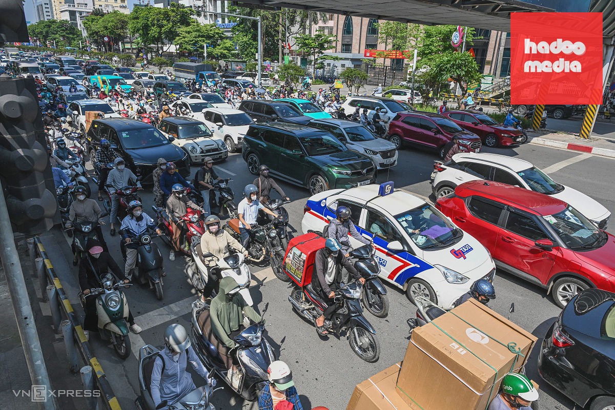 Ùn tắc kéo dài tại nút giao Nguyễn Chí Thanh - La Thành gây khó khăn giao thông
