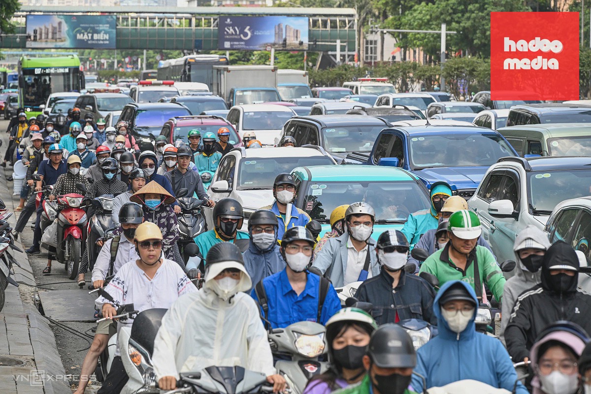 Ùn tắc kéo dài tại nút giao Nguyễn Chí Thanh - La Thành gây khó khăn giao thông