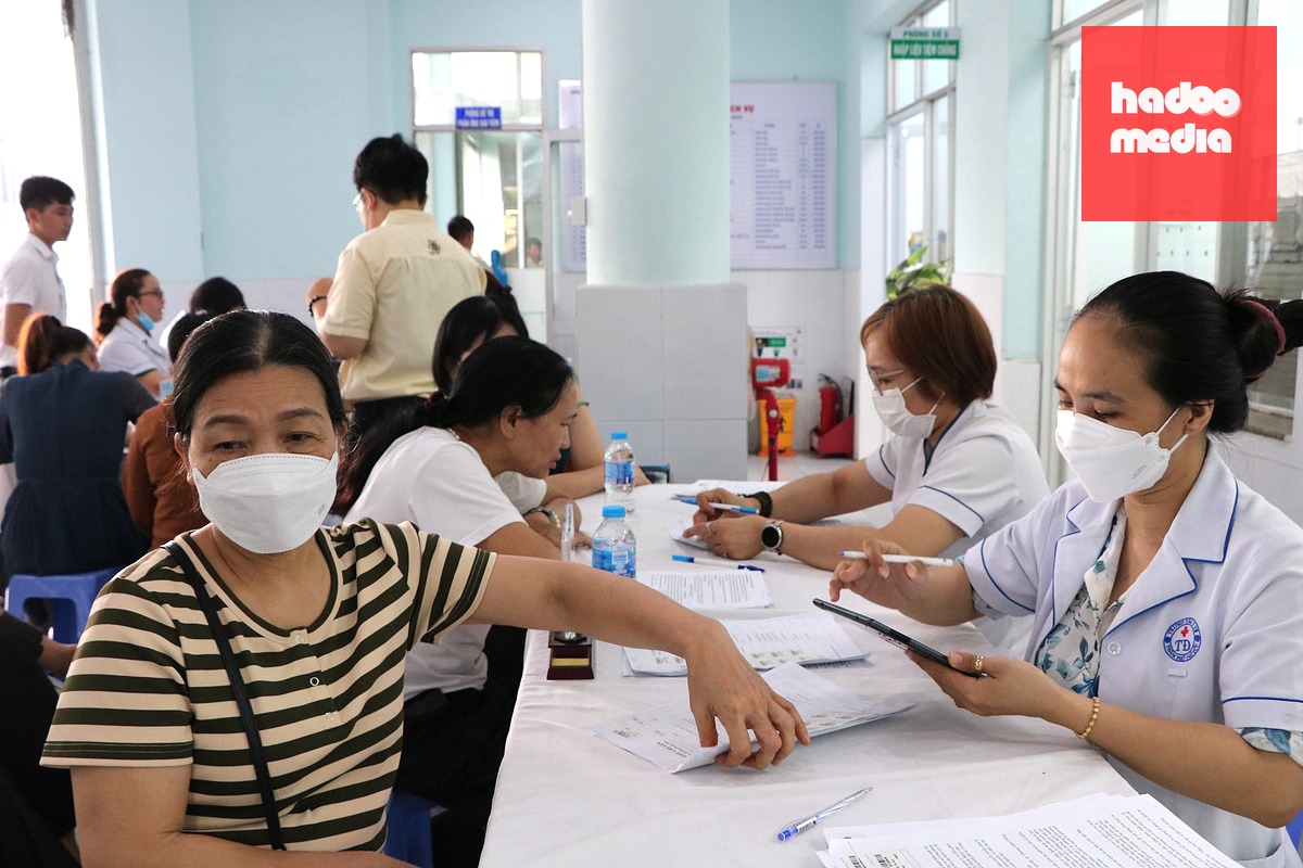 Nhân viên trạm y tế TP.HCM thực hiện thăm khám sức khỏe định kỳ cho người dân trên địa bàn TP.HCM - Ảnh: THU HIẾN