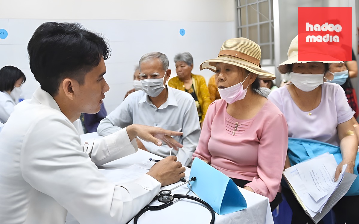 TP.HCM đề xuất bổ sung hơn 1.800 nhân viên y tế cho các trạm y tế  - Ảnh 2.