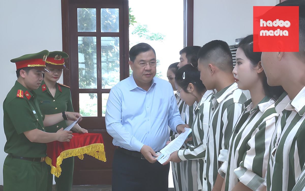 Phó thủ tướng thường trực Phạm Gia Túc trao quyết định đặc xá - Ảnh: VGP