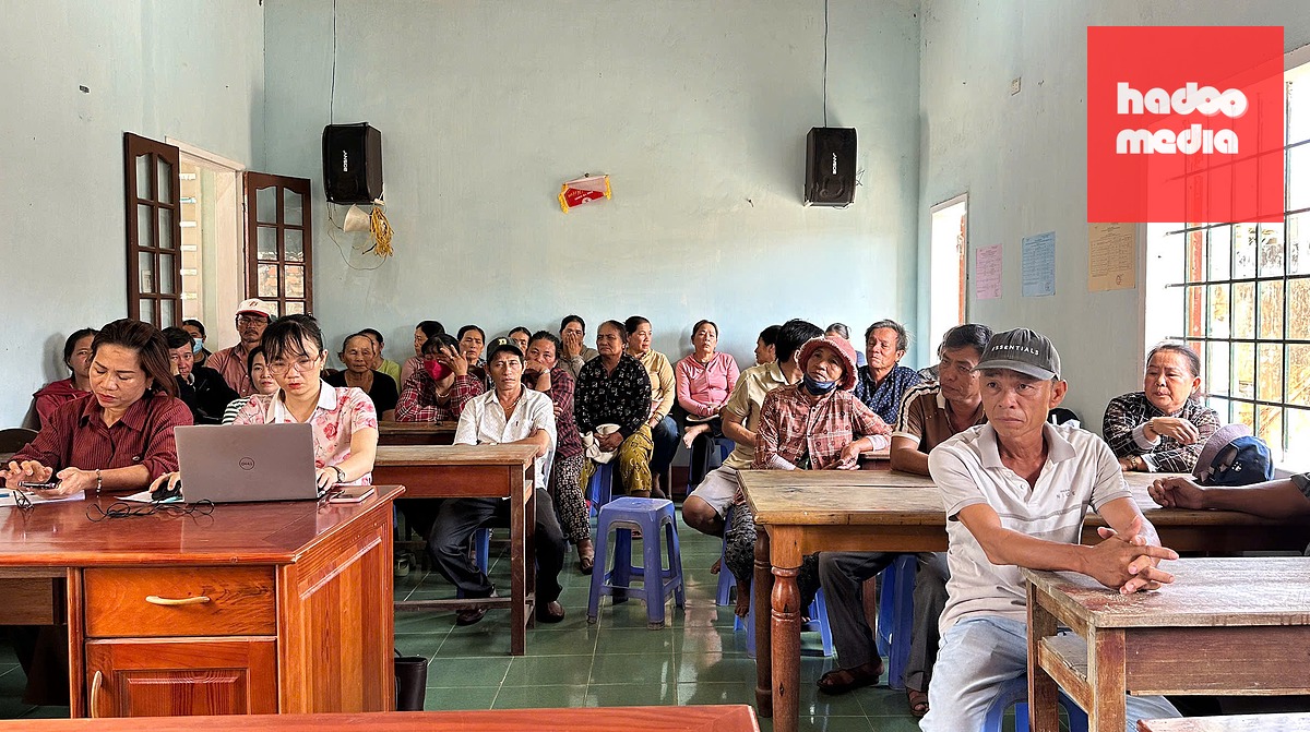 Các hộ tham gia sơ chế, sản xuất mực xà được xã Đề Gi mời làm việc để tuyên truyền, vận động trước khi xử lý - Ảnh: V.T.