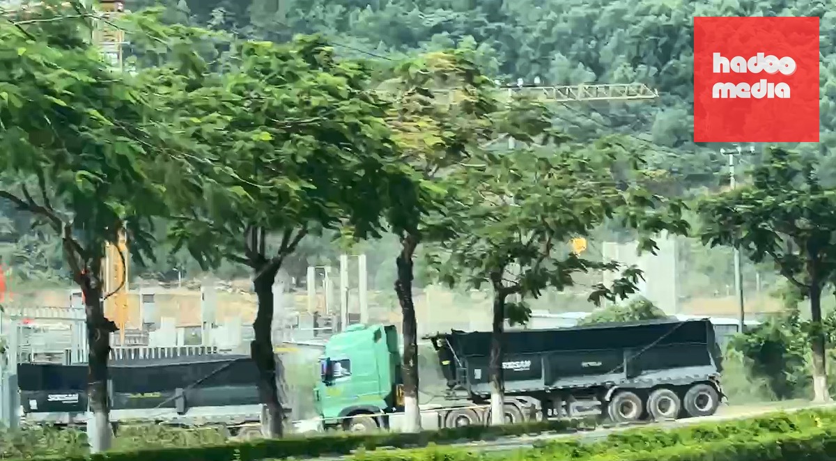 Các xe đầu kéo ben chạy trên đường Hoàng Văn Thái nối dài
