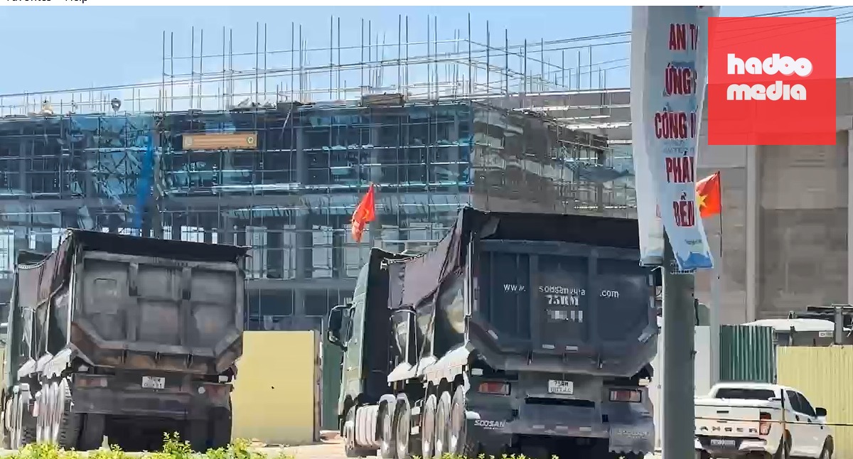 Hai xe đầu kéo ben 6 trục lặc lè chở "hàng"