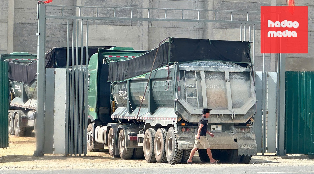 Xe đầu kéo ben nối đuôi nhau vào công trình trên đường Hoàng Văn Thái nối dài