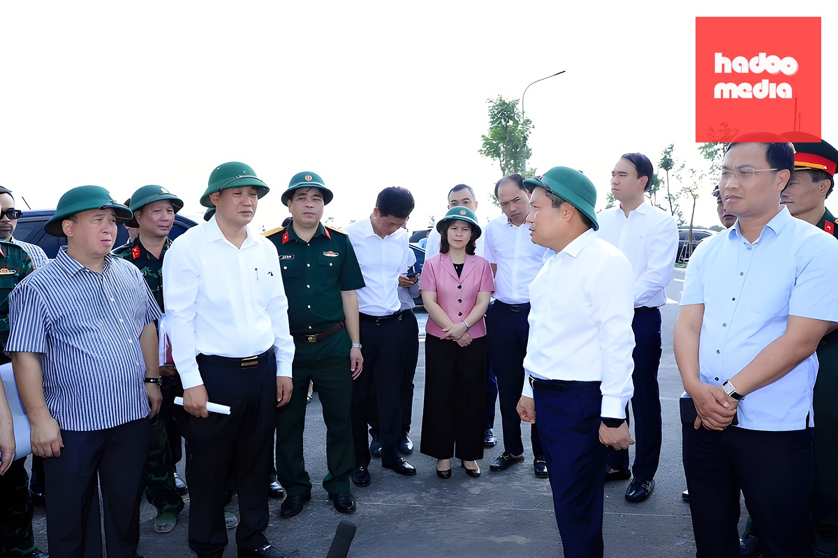 Chủ tịch UBND thành phố Hà Nội Vũ Đại Thắng kiểm tra dự án Khu đô thị đa mục tiêu tại xã Thư Lâm. Ảnh: Hoàng Phong