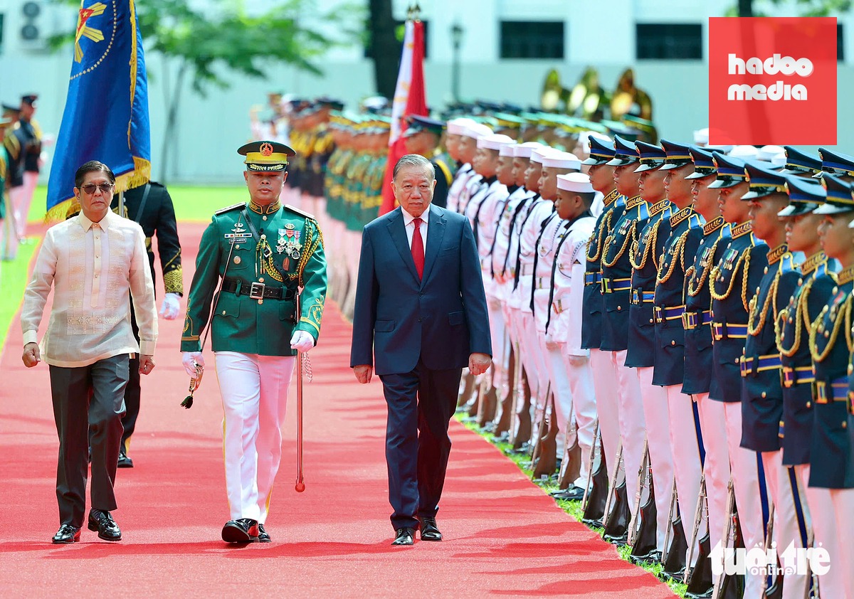 Tổng Bí thư, Chủ tịch nước Tô Lâm và Tổng thống Philippines Ferdinand Romualdez Marcos Jr. duyệt đội danh dự tại lễ đón cấp Nhà nước sáng 1-6 - Ảnh: NGUYỄN KHÁNH