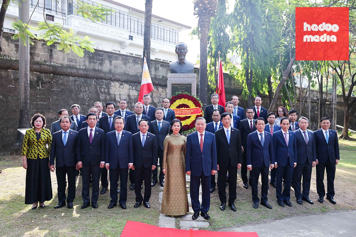 Tổng Bí thư, Chủ tịch nước Tô Lâm và Phu nhân cùng đoàn đại biểu cấp cao dâng hoa tưởng niệm Chủ tịch Hồ Chí Minh tại Công viên ASEAN ở Manila ngày 31-5 - Ảnh: NGUYỄN KHÁNH