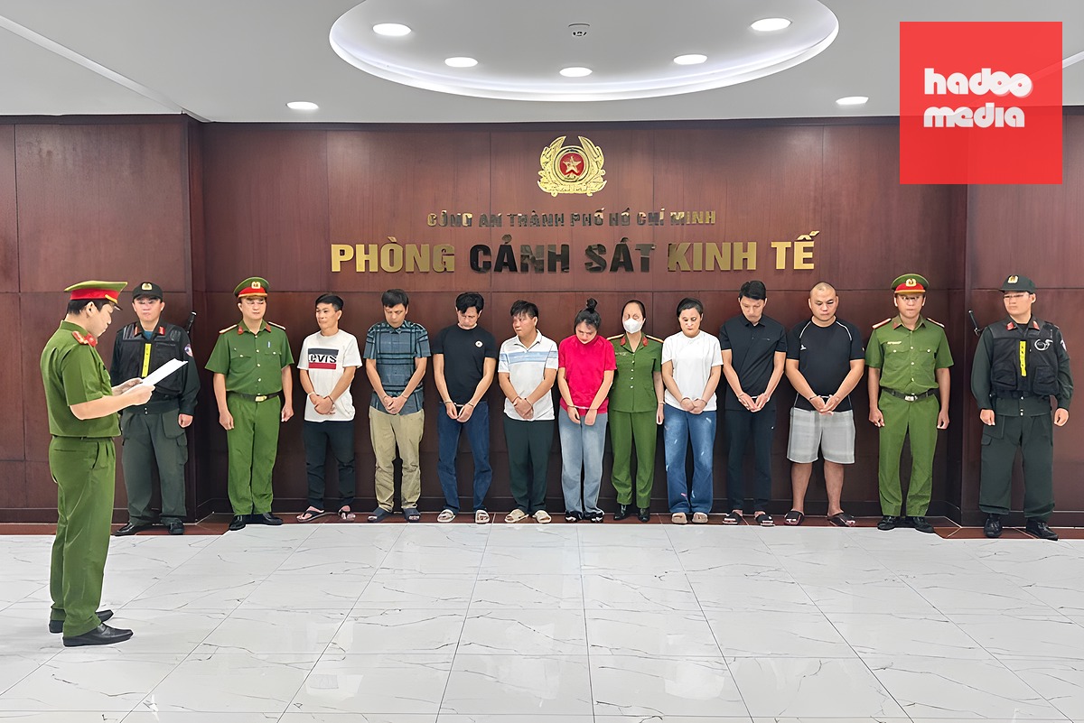 Các nghi phạm khi cơ quan công an đọc quyết định khởi tố bị can. Ảnh: Công an TP HCM