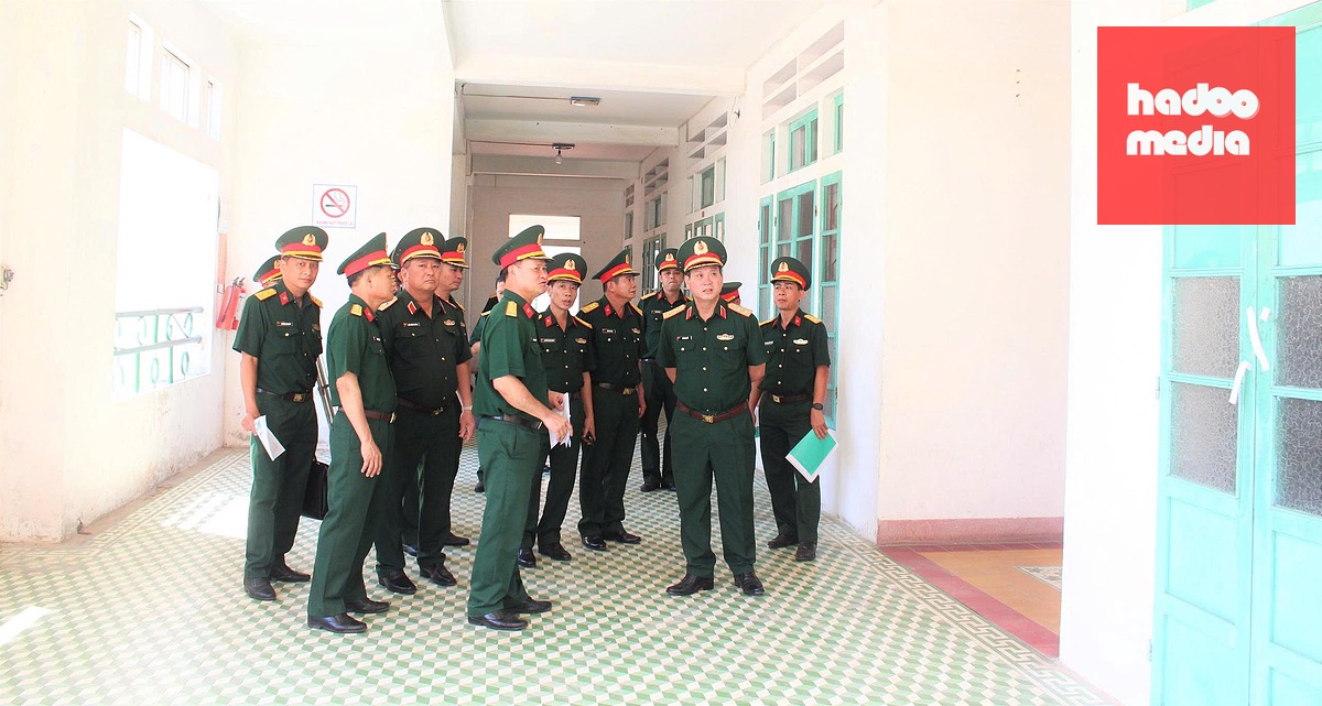 Trung tướng Lê Ngọc Hải (thứ hai từ phải qua) kiểm tra tại Trường Quân sự Quân khu 5 - Ảnh: TRẦN TUẤN