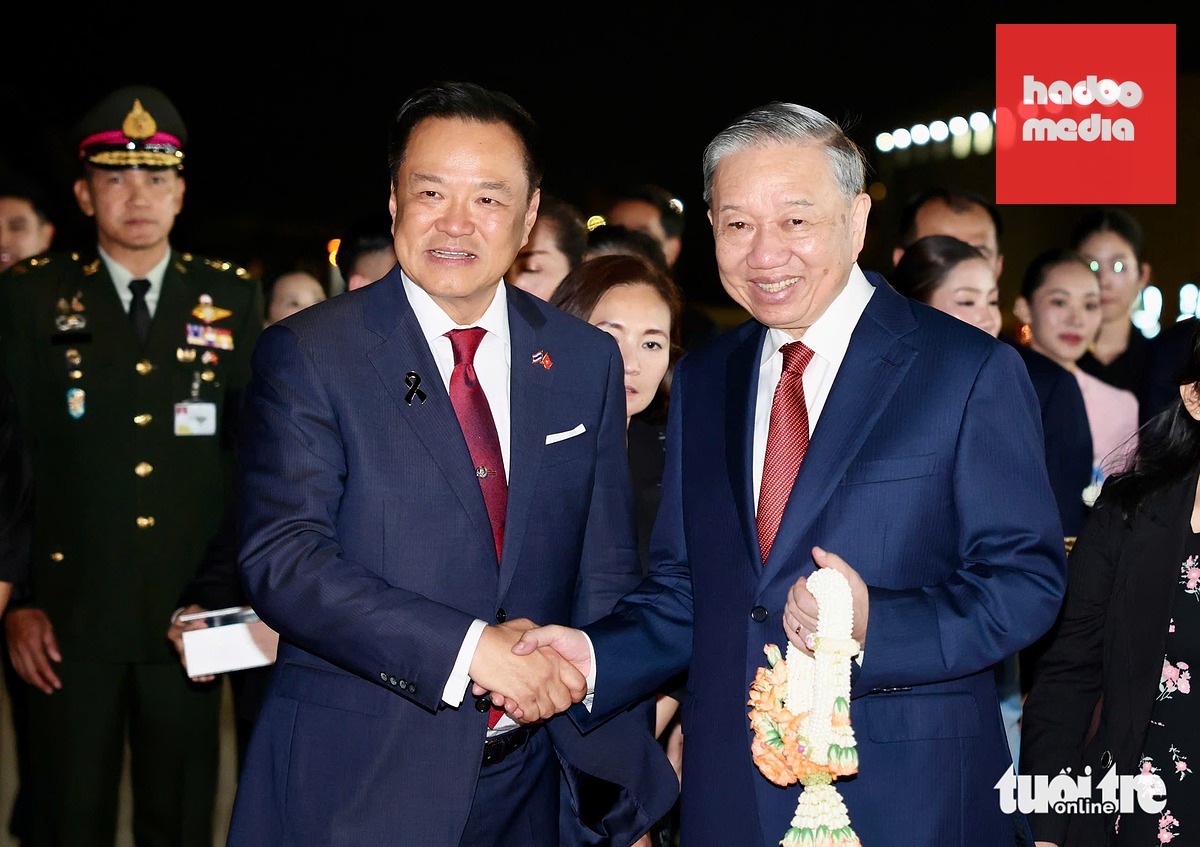 Thủ tướng Thái Lan Anutin Charnvirakul tiễn Tổng Bí thư, Chủ tịch nước Tô Lâm tại sân bay tối 28-5 - Ảnh: NGUYỄN KHÁNH