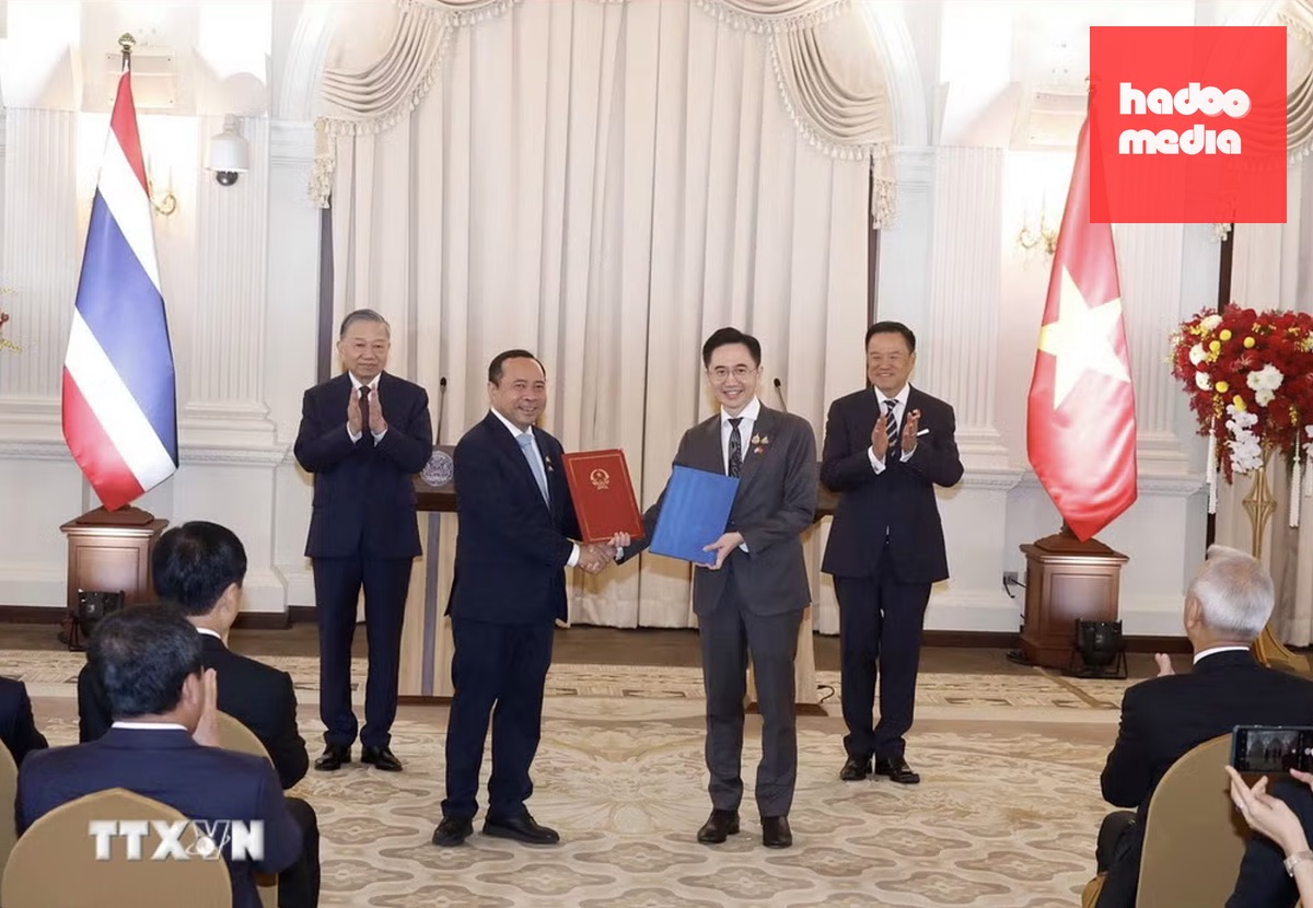Tổng Bí thư, Chủ tịch nước Tô Lâm và Thủ tướng Thái Lan Anutin Charnvirakul chứng kiến trao văn kiện hợp tác giữa hai bên ngày 28-5 - Ảnh: TTXVN