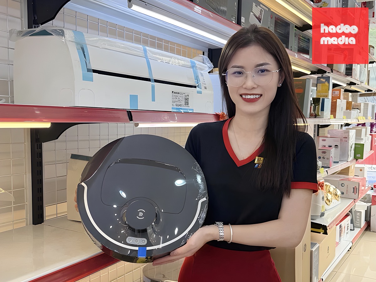 Nhân viên một cửa hàng FPT Shop đang giới thiệu sản phẩm thiết bị gia dụng. Ảnh: FRT