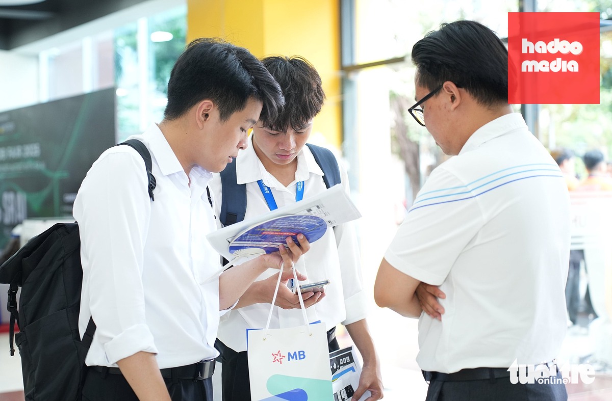 Từ ngày 1-1 đến 30-4, TP.HCM tiếp nhận 52.192 trường hợp nộp hồ sơ đề nghị hưởng trợ cấp thất nghiệp và đã ban hành quyết định hưởng trợ cấp thất nghiệp cho 45.706 lao động đủ điều kiện - Ảnh: CÔNG TRIỆU