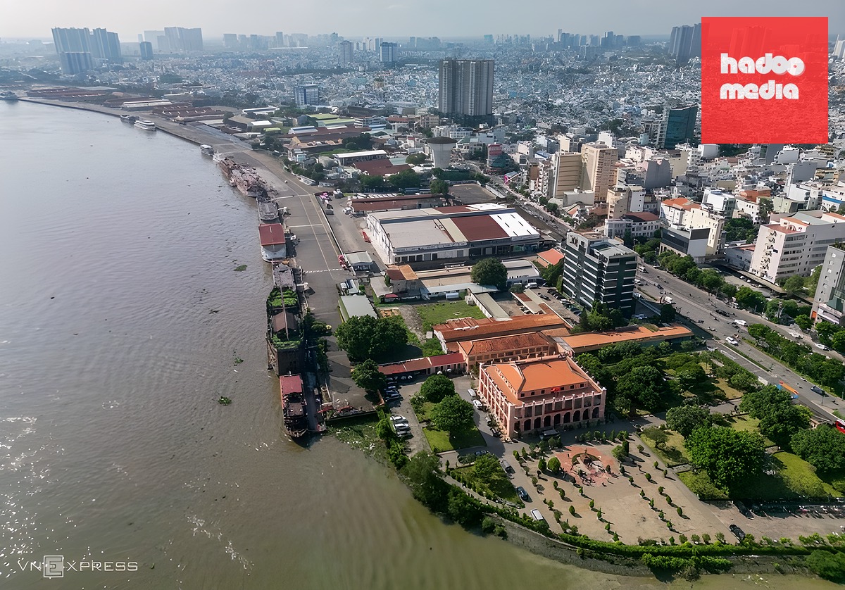 Khu vực cảng Nhà Rồng - Khánh Hội nằm dọc sông Sài Gòn sẽ được chỉnh trang, xây công viên, dành một phần diện tích để mở rộng đường Nguyễn Tất Thành cạnh bên. Ảnh: Quỳnh Trần