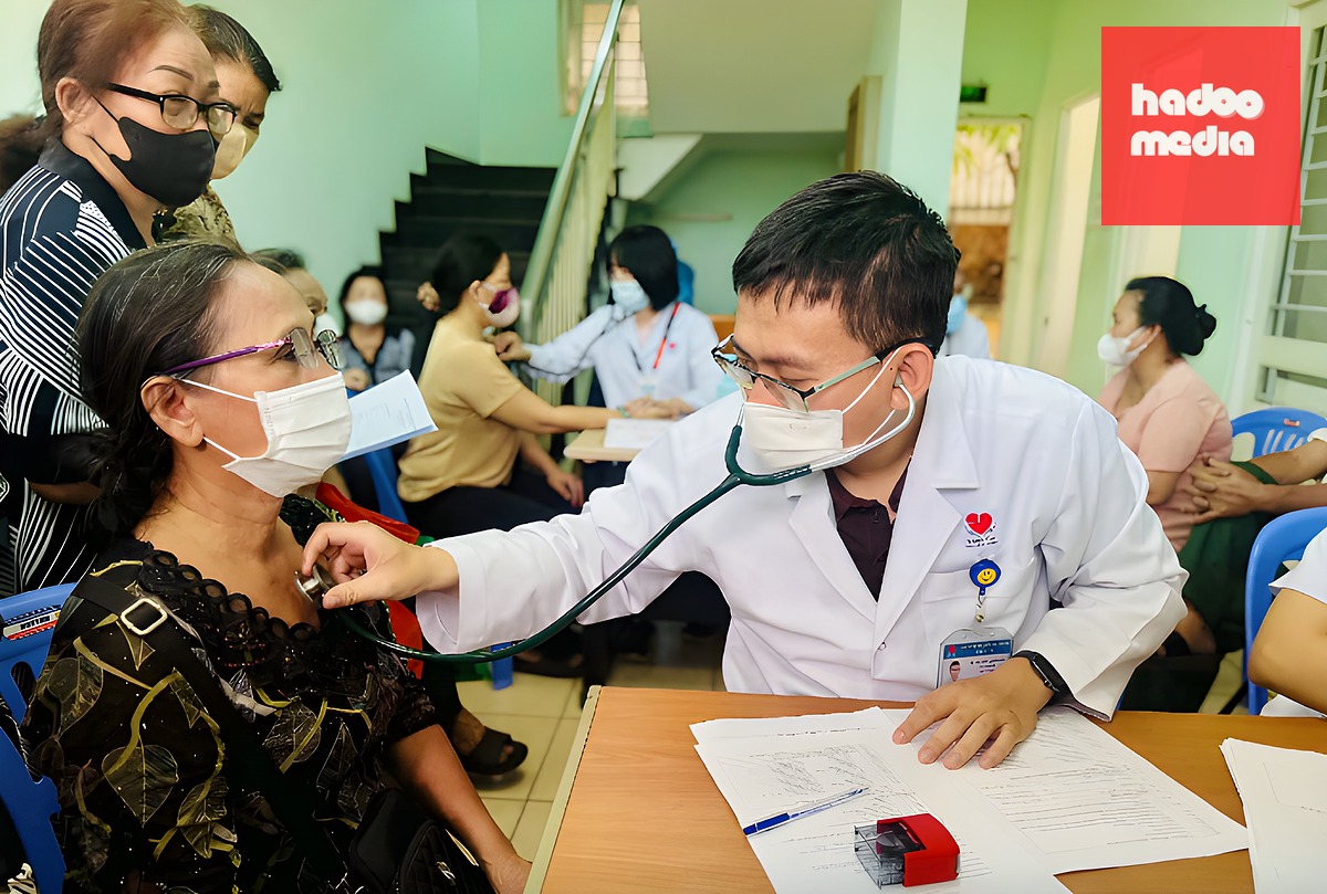 Người dân được khám sức khỏe miễn phí tại Trạm y tế phường Trung Mỹ Tây (TP.HCM) - Ảnh tư liệu: XUÂN MAI