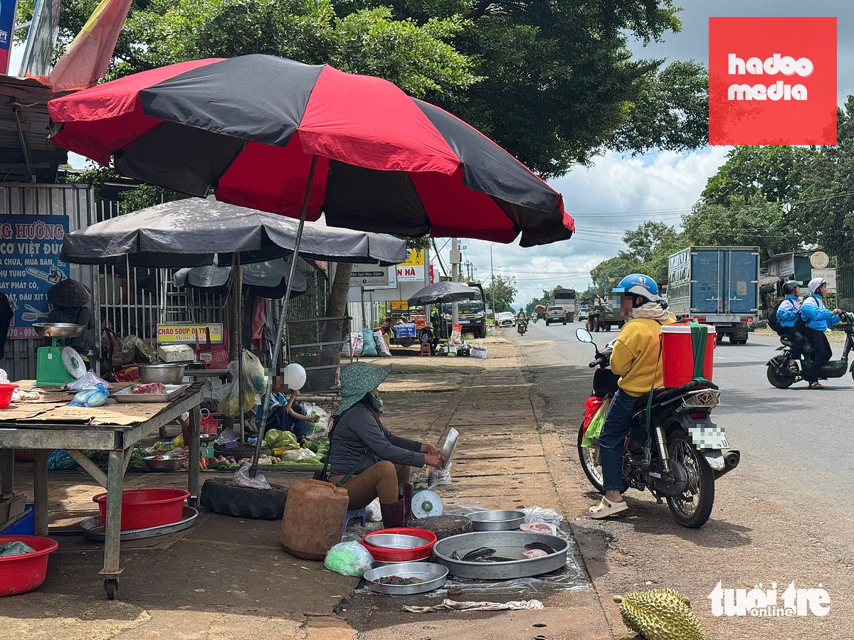 Thói quen dừng, thậm chí đi ngược chiều để mua nhanh rồi đi ngay ở các chợ chồm hổm tiềm ẩn nguy cơ tai nạn giao thông rất lớn - Ảnh: MINH PHƯƠNG
