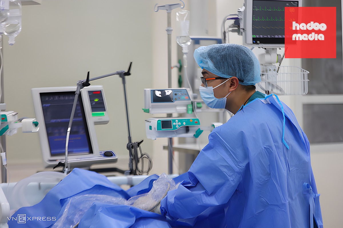 Bác sĩ điều trị cho bệnh nhân tại phòng Hồi sức tích cực, bệnh viện Quân y 175, tháng 11/2025. Ảnh: Quỳnh Trần