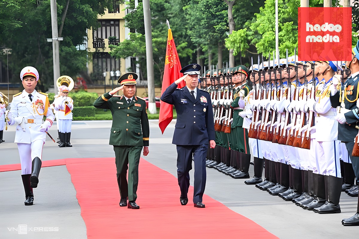 Đại tướng Nguyễn Tân Cương, Tổng Tham mưu trưởng, Thứ trưởng Quốc phòng và đại tướng Uchikura Hiroaki duyệt đội danh dự. Ảnh: Giang Huy