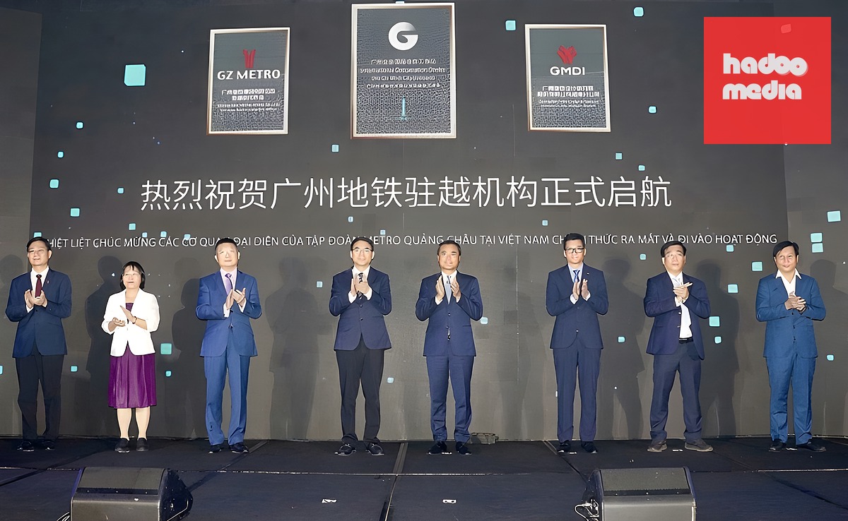 Lãnh đạo TP HCM, TP Quảng Châu cùng đại diện các đơn vị tại lễ khai trương. Ảnh: Hạ Giang