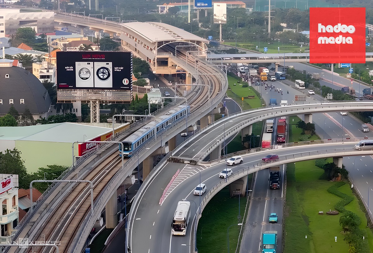 Metro số 1 Bến Thành - Suối Tiên di chuyển trên xa lộ Hà Nội (đường Võ Nguyên Giáp). Ảnh: Quỳnh Trần