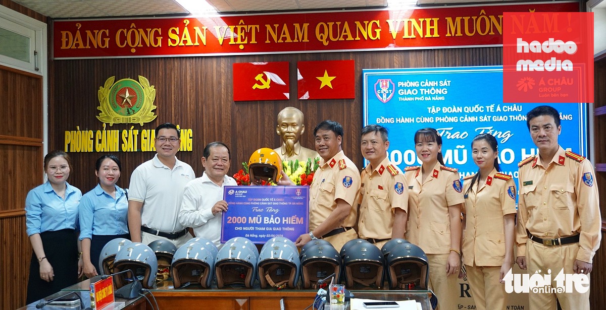 Tập đoàn quốc tế Á Châu trao 2.000 mũ bảo hiểm để lực lượng cảnh sát giao thông tặng người dân Đà Nẵng - Ảnh: ĐOÀN CƯỜNG