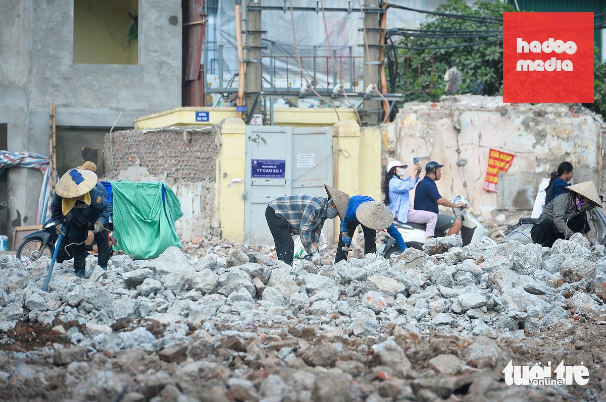Mỗi ngôi nhà được tháo dỡ là một "mỏ vàng" đối với những người thu gom phế liệu - Ảnh: PHÚC TÀI