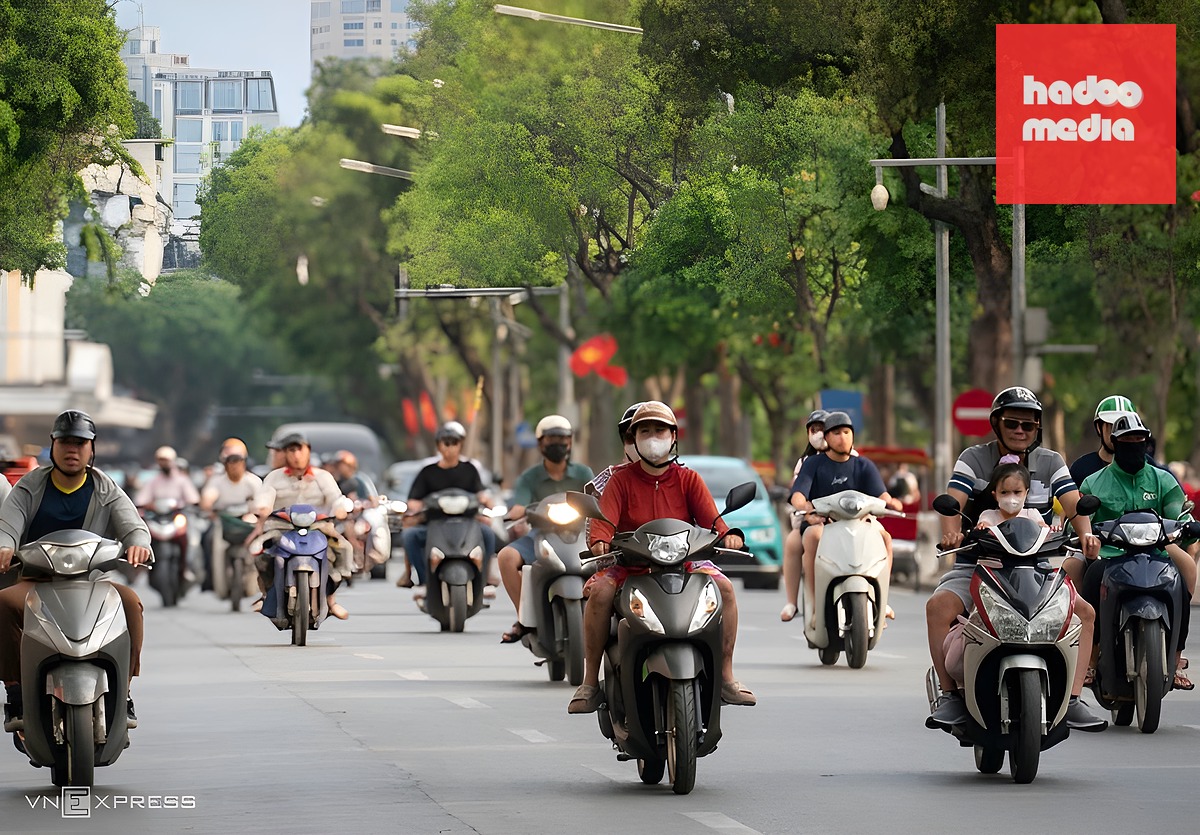 Người dân sử dụng xe máy lưu thông trên phố Đinh Tiên Hoàng, phường Hoàn Kiếm hồi đầu tháng 5. Ảnh: Hoàng Giang