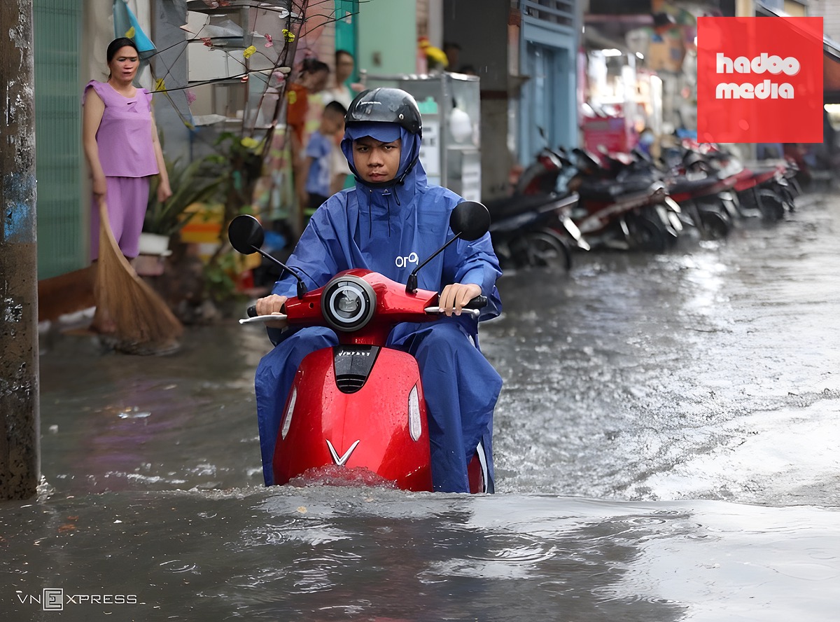 Mưa ngập hơn nửa bánh xe trên đường Trương Văn Ngư, TP Thủ Đức cũ, chiều 2/5. Ảnh: Quỳnh Trần