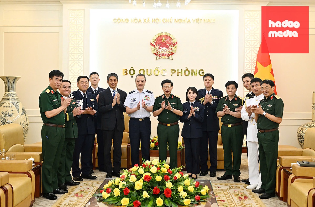 Đại tướng Phan Văn Giang và Đại tướng Uchikura Hiroaki chụp ảnh cùng các đại biểu - Ảnh: TUẤN HUY