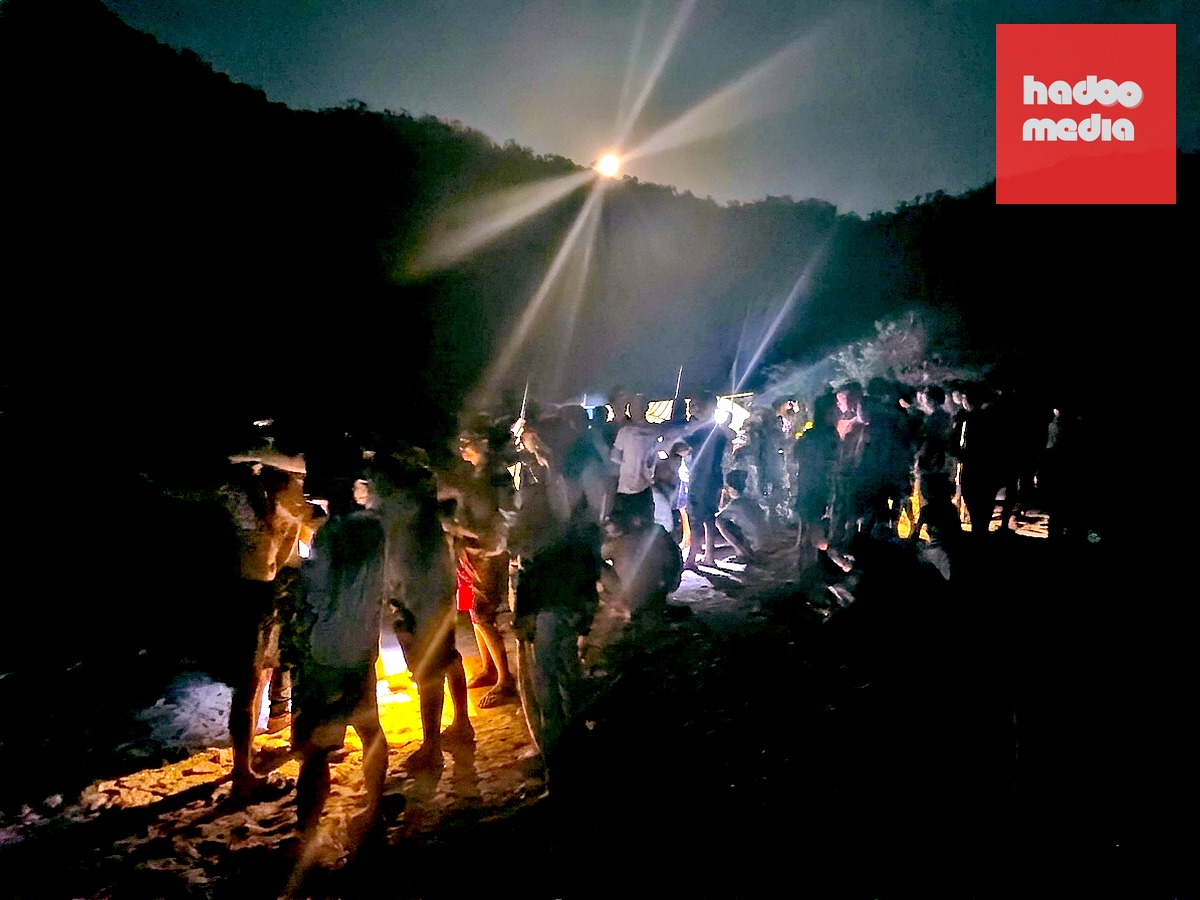 Rất đông người dân đến hiện trường sau khi nghe tin vụ lật thuyền khiến bốn người tử vong - Ảnh: QUỐC HOÀNG