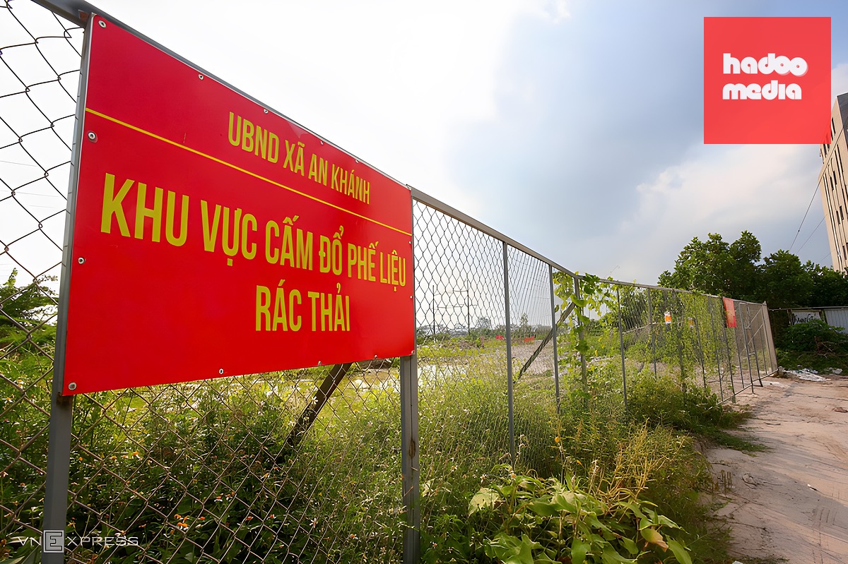 Chính quyền xã An Khánh phải dựng rào cắm biển nhằm ngăn tình trạng đổ trộm phế thải xây dựng. Ảnh: Phạm Chiểu