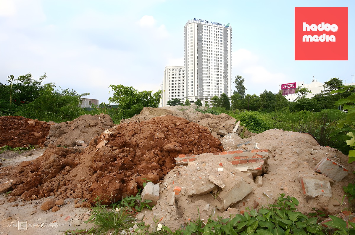 Phế thải bị đổ trộm trên đường Sa Đôi, phường Đại Mỗ. Ảnh: Phạm Chiểu