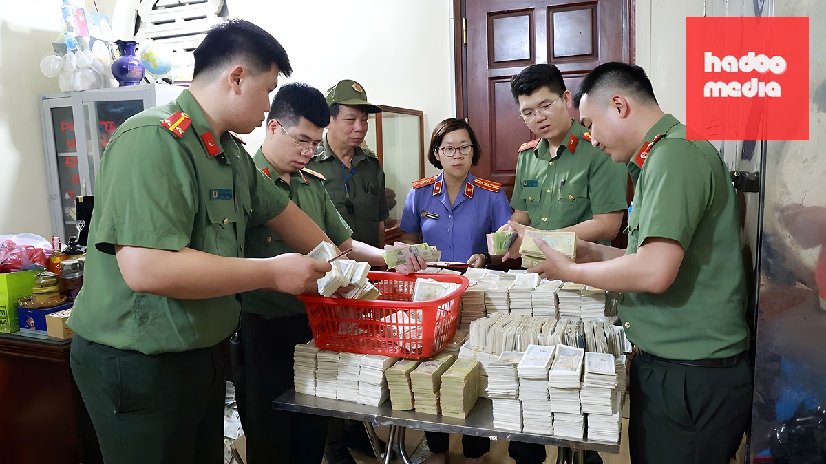 Công an khám xét, thu giữ tiền cùng các tang vật liên quan - Ảnh: Công an cung cấp