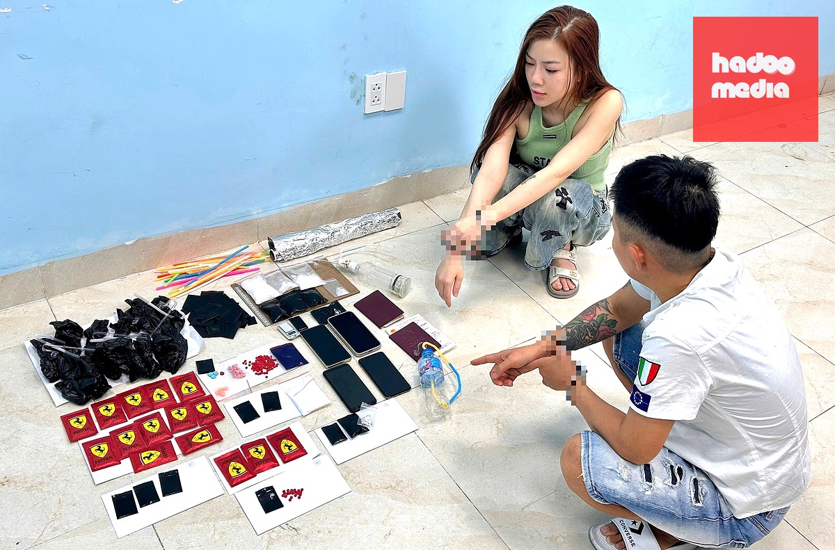 Hai nghi phạm cùng tang vật liên quan - Ảnh: H.B.