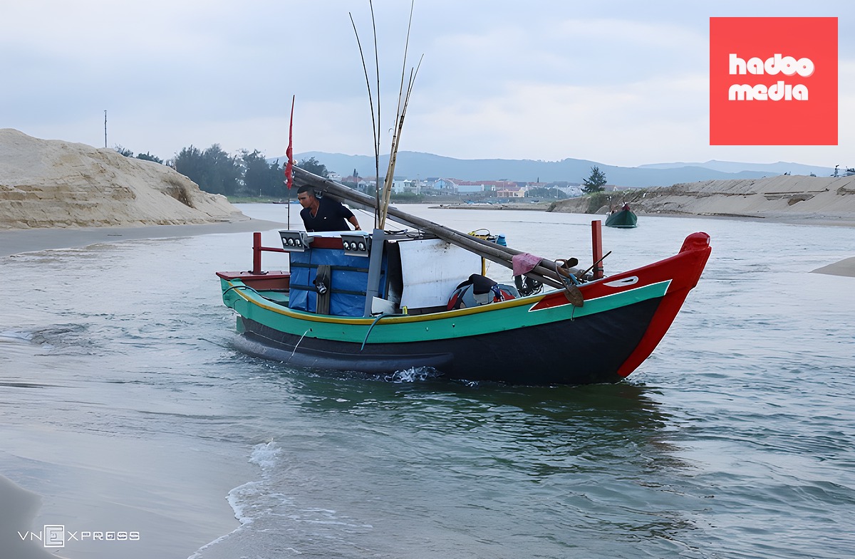 Ông Hồ Sĩ Quang chèo lái thuyền qua lạch sâu khoảng nửa mét ra khơi đánh bắt. Ảnh: Đắc Thành